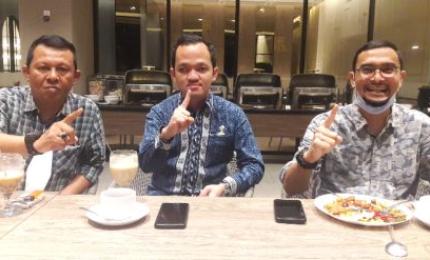 dr Yoga Mirza Pratama (tengah) bersama para senior HIPMI Bengkulu