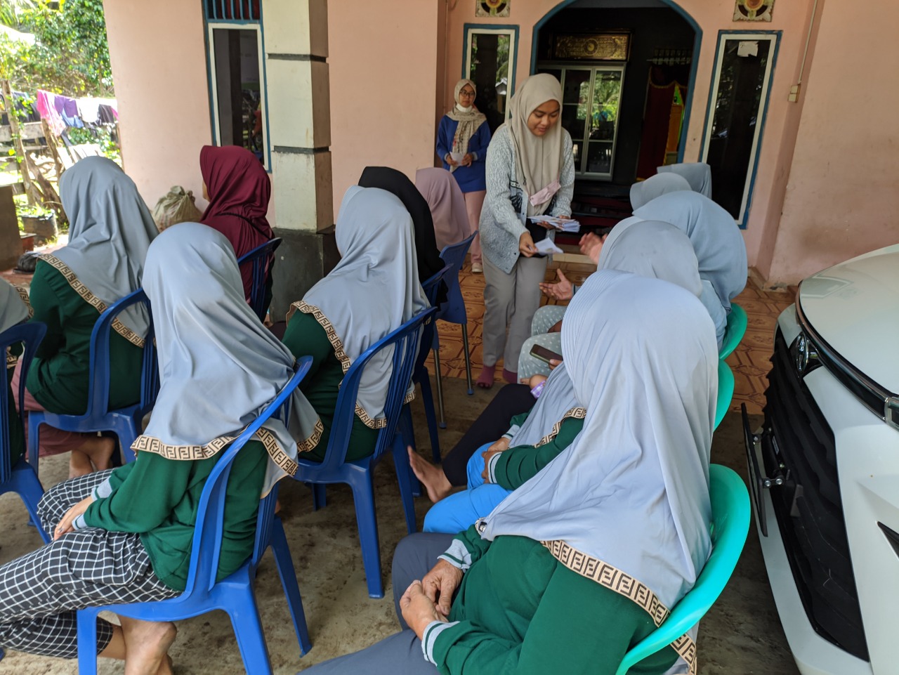 Sosialisasi dan Pemaparan oleh Tim Pengabdian UNIB kepada ibu-ibu KWT 2  Padang Betuah