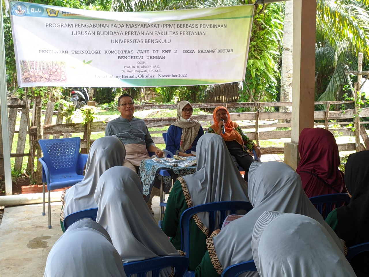 Sosialisasi dan Pemaparan oleh Tim Pengabdian UNIB kepada ibu-ibu KWT 2  Padang Betuah